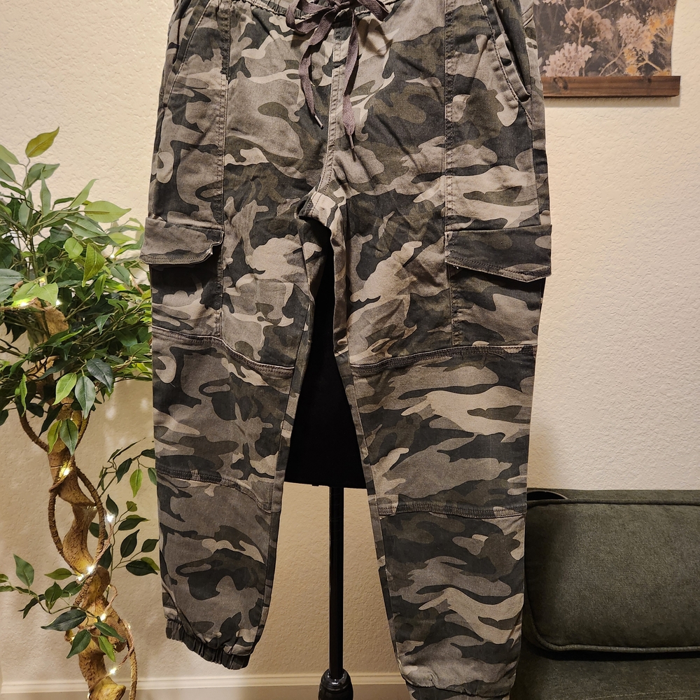 NWOT Women's Camouflage Cargo Pants